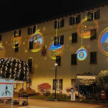 Mandello, si accende il Natale: sul Municipio i luoghi simbolo del paese